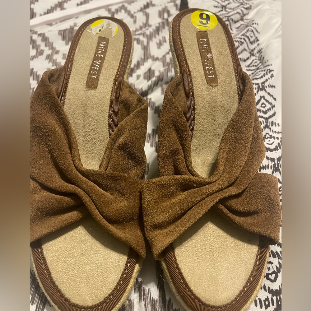 New!!! Women’s Nine West brown wedge espadrille sandals in size 6